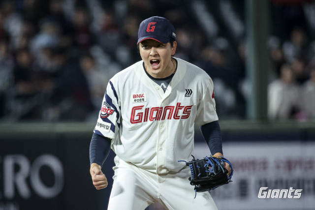 지난 28일 키움전에서 롯데 마무리투수 김원중이 키움 김건희를 삼진 잡고 포효하고 있다. 롯데 자이언츠 제공