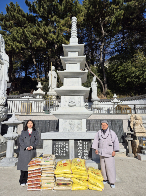 (왼쪽부터) 동래구노인복지관 정지희 관장과 자비암 주지 자관스님.