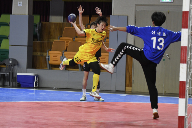 29일 개막한 대한핸드볼협회장배 전국초중고선수권대회 만덕중과 대명중의 경기에서 만덕중 김세윤이 슛을 시도하고 있다. 대한핸드볼협회 제공