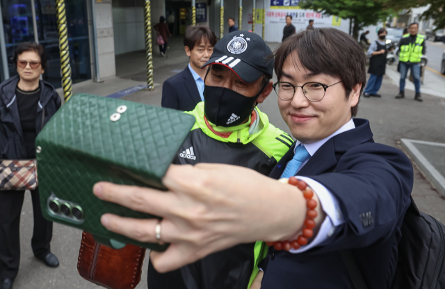 하정우 전 청와대 AI미래기획수석이 29일 부산 북구 구포역에 도착했다. 하 전 수석은 전재수 더불어민주당 부산시장 후보의 지역구인 부산 북갑 보궐선거에 출마할 예정이다. 김종진 기자 kj1761@