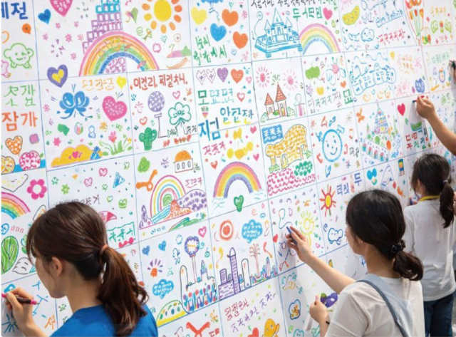 한국해양진흥공사가 오는 5월 1~25일 부산 국립해양박물관에서 ‘2026 KOBC 해양미술 페스티벌’을 개최한다. 5월 2일부터 5일까지 국립해양박물관 2층 야외광장 일원에서 시민 참여형 체험 행사가 열린다. 사진은 함께 그리는 초대형 해양 아트 모습. 해진공 제공