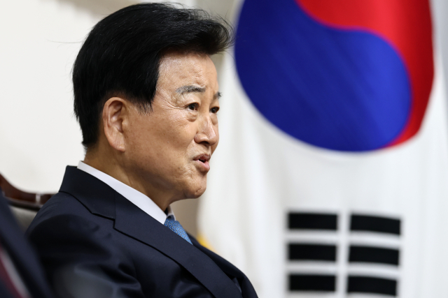 정동영 통일부 장관이 23일 서울 종로 수운회관에서 박인준 한국종교인평화회의(KCRP) 대표회장을 예방하고 있다. 연합뉴스