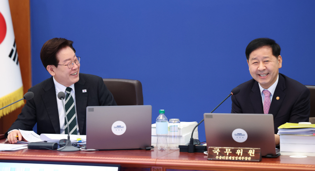 이재명 대통령과 구윤철 부총리 겸 재정경제부 장관이 28일 청와대에서 열린 국무회의 겸 비상경제점검회의에서 대화하고 있다. 연합뉴스