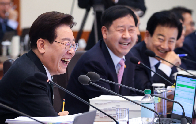 이재명 대통령이 28일 청와대에서 열린 국무회의 겸 비상경제점검회의에서 구윤철 부총리 겸 재정경제부 장관 발언에 웃고 있다. 연합뉴스