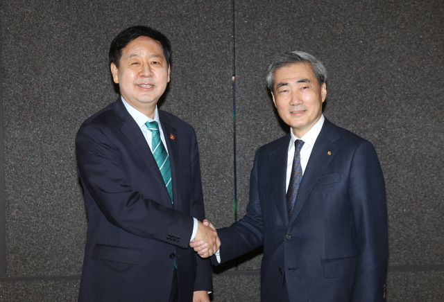 신현송 한국은행 신임 총재가 23일 서울 중구 은행회관에서 구윤철 부총리 겸 재정경제부 장관과 만나 악수하고 있다. 연합뉴스