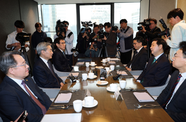신현송 한국은행 신임 총재가 23일 서울 중구 은행회관에서 구윤철 부총리 겸 재정경제부 장관과 만나고 있다. 연합뉴스