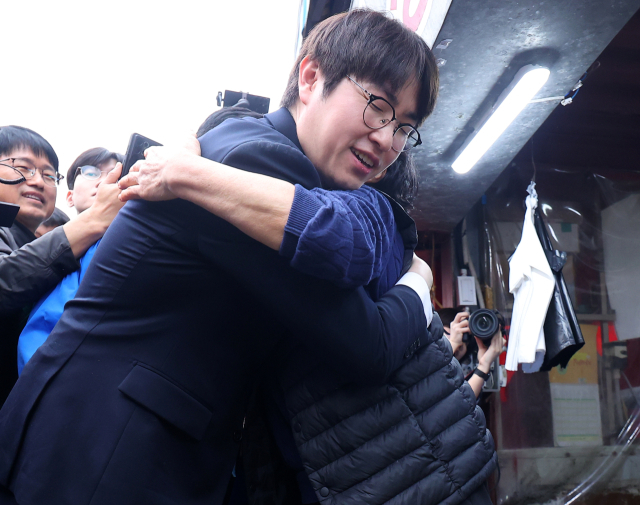 ６·3 지방선거와 함께 치러지는 부산 북갑 보궐선거 더불어민주당 후보로 출마하는 하정우 전 청와대 AI 수석이 29일 오후 부산 북구 구포시장을 찾아 상인들과 포옹하고 있다. 연합뉴스