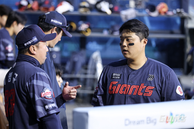 롯데의 4번타자 한동희가 부진의 늪에 빠졌다. 지난달 16일 LG 트윈스 전에서 경기 중 이병규 타격코치와 한동희가 대화를 나누고 있다. 롯데 자이언츠 제공