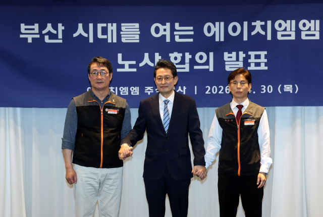 30일 서울 여의도 켄싱턴 호텔에서 열린 '부산 시대를 여는 에이치엠엠(주) 노사 합의 발표 행사에서 이재진 전국사무금융서비스노조 위원장(왼쪽부터), 최원혁 HMM 대표이사, 정성철 HMM 육상노조 지부장이 기념촬영을 하고 있다. 연합뉴스