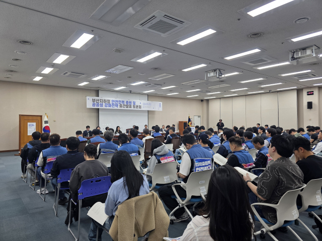 30일 오후 3시 부산시의회 대회의실에서 ‘부산지하철 안전인력 충원·공공성 강화 전략’ 토론회가 열렸다. 김재량 기자 ryang@