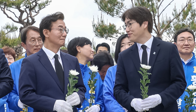 전재수 더불어민주당 부산시장 후보와 부산 북갑 국회의원 보궐선거에 출마하는 하정우 전 AI 미래기획수석이 30일 오전 부산 중구 민주공원 참배를 위해 국화꽃을 들고 있다. 김종진 기자 kjj1761@