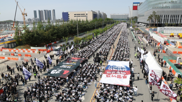지난달 23일 경기도 평택시 삼성전자 평택캠퍼스 앞에서 열린 삼성전자 노동조합 공동투쟁본부의 ‘투명하게 바꾸고, 상한폐지 실현하자-투쟁 결의대회’에서 조합원들이 구호를 외치고 있다. 연합뉴스