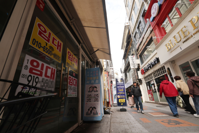 부산 중구 남포동 일대에 임대 안내문이 붙어 있다. 정종회 기자 jjh@