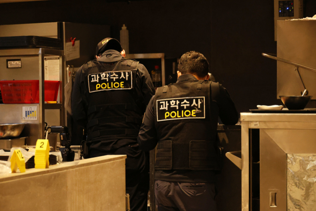 30일 저녁 대전 서구 한 백화점 식당가에서 흉기 난동이 발생해 경찰 과학수사대가 범행 현장에서 증거를 보존하고 있다. 이날 오후 5시 55분께 이 백화점 지하 2층에서 20대 여성에게 흉기를 휘두른 40대 남성이 살인미수 혐의로 현행범 체포됐다. 피해 여성은 다쳐서 병원으로 이송됐으나 생명에 지장은 없는 것으로 전해졌다. 두 사람은 백화점 입점 점포 직원으로 경찰은 자세한 범행 경위를 조사하고 있다. 연합뉴스