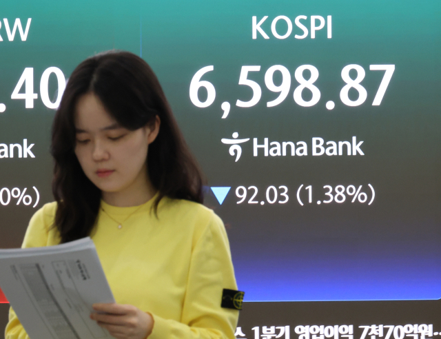 지난달 30일 서울 중구 하나은행 본점 딜링룸에 지수가 표시되고 있다. 이날 코스피는 92.03p(1.38%) 내린 6598.87로 장을 마쳤다. 연합뉴스