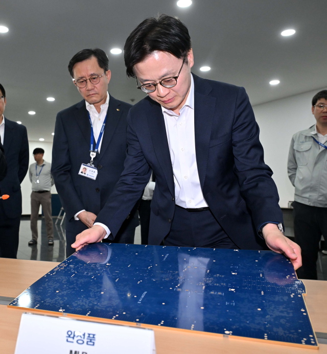 김정관 산업통상부 장관이 지난달 13일 경기도 안산에 위치한 반도체 패키징 소재(PCB기판) 생산 기업인 대덕전자를 방문, 생산 설비를 둘러보고 있다. 공동취재단 제공