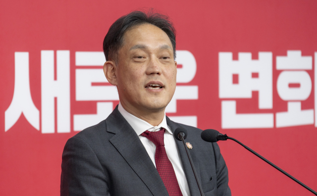 전 방송통신위원회 부위원장인 국민의힘 김태규 울산 남갑 당협위원장이 1일 서울 여의도 국민의힘 중앙당사에서 6·3 재보선 울산 남구갑 선거구 공천 면접을 마친 뒤 취재진 질문에 답하고 있다. 연합뉴스