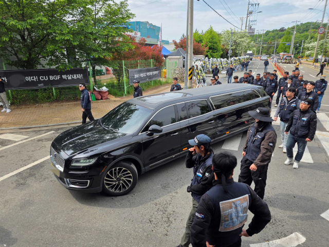 A 씨를 태운 운구차가 순천으로 이동하자 조합원들이 배웅하고 있다. 김현우 기자