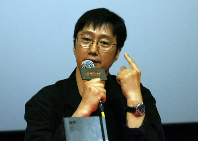 제27회 전주국제영화제 둘째 날인 30일, 전북 전주시 완산구 고사동 CGV전주고사점에서 열린 '특별전: 조금 낯선 안성기를 만나다 - 필름시대사랑' 관객과의 대화에서 배우 박해일이 고(故) 안성기 배우와의 추억에 대해 떠올리고 있다. 연합뉴스