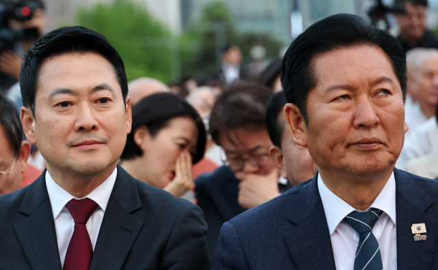 더불어민주당 정청래 대표와 국민의힘 장동혁 대표를 비롯한 참석자들이 지난달 30일 국회 중앙 잔디광장에서 열린 불기2570년 국회정각회 봉축 점등식에 자리해 있다. 연합뉴스