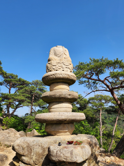 머리를 잃은 용장사곡 석조여래좌상에게 헌다례를 올렸다.