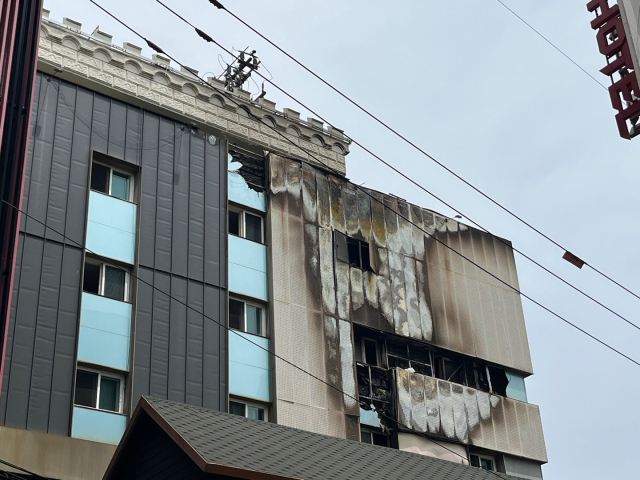 3일 부산소방재난본부에 따르면 2일 오전 10시 10분 부산 중구 동광동 한 호텔에서 불이 나 외벽 등을 태우고 약 50분 만에 꺼졌다. 부산소방재난본부 제공