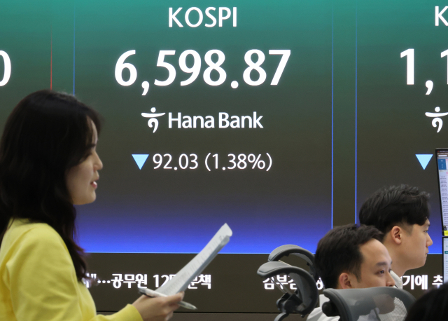 30일 서울 중구 하나은행 본점 딜링룸에 지수가 표시되고 있다. 연합뉴스