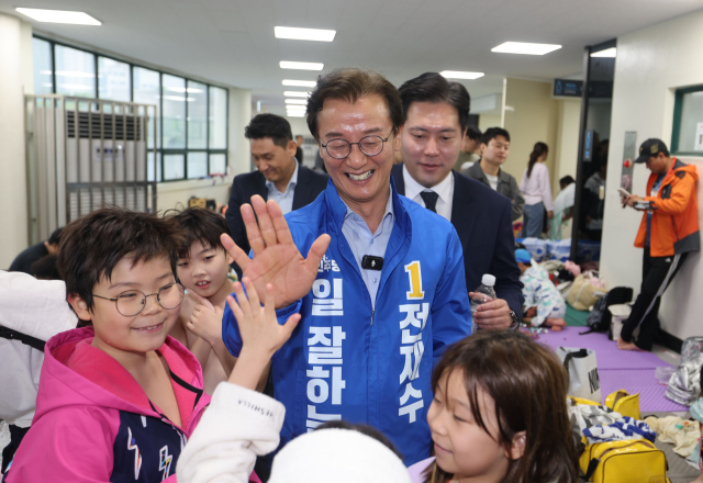 더불어민주당 전재수 부산시장 후보가 3일 부산 동래구 사직실내수영장에서 열린 제5회 부산시장배 생활체육 수영대회를 찾아 참가자들을 격려하고 있다. 이재찬 기자 chan@