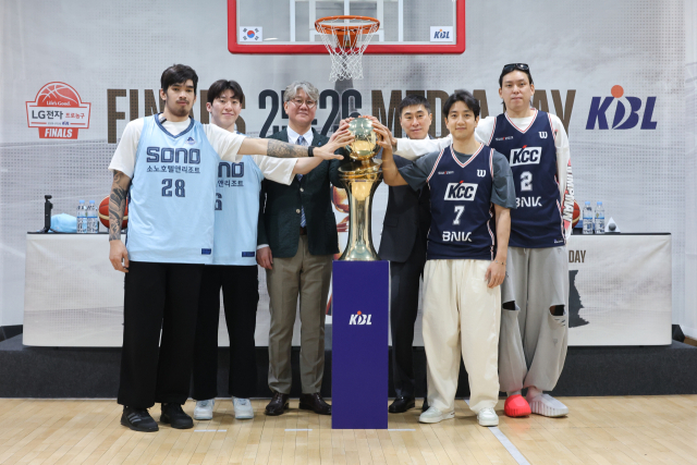 지난 1일 서울 강남구 KBL센터에서 열린 프로농구 챔피언결정전 미디어데이에서 고양 소노 케빈 켐바오(왼쪽부터), 이정현, 손창환 감독, 부산 KCC 이상민 감독, 허훈, 최준용이 기념촬영하고 있다. 연합뉴스