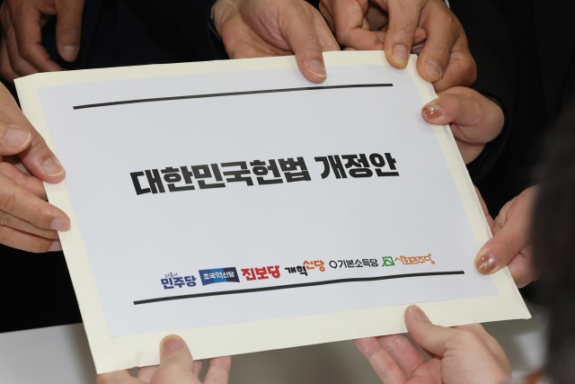 더불어민주당 한병도 원내대표를 비롯한 제정당 원내대표들이 지난달 3일 국회 의안과에 대한민국헌법 개정안을 제출하고 있다. 연합뉴스