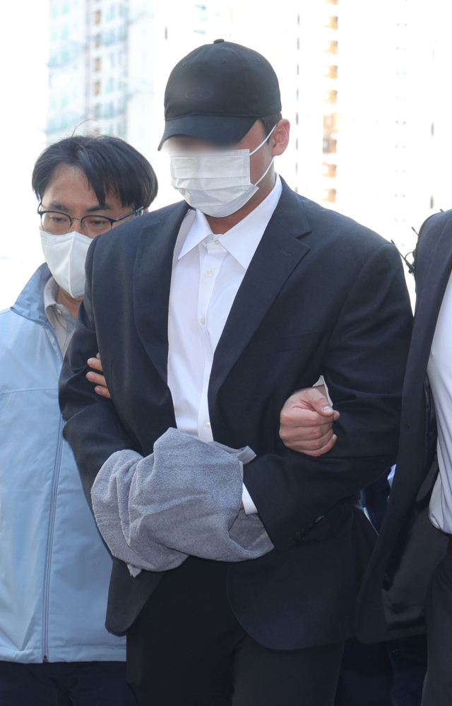 5월 4일 오전 경기도 남양주시 의정부지방법원 남양주지원에서 김창민 영화감독 상해치사 사건 피의자가 구속 전 피의자 심문(영장실질심사)을 위해 법정으로 이동하고 있다. 연합뉴스
