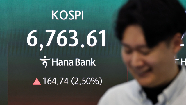 4일 오전 서울 중구 하나은행 딜링룸 현황판에 코스피가 표시되고 있다. 연합뉴스