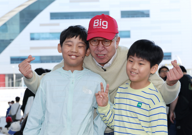 박형준 국민의힘 부산시장 후보가 5일 부산 해운대구 영화의전당에서 열린 어린이날 행사에서 시민들과 인사를 나누고 있다. 정종회 기자 jjh@