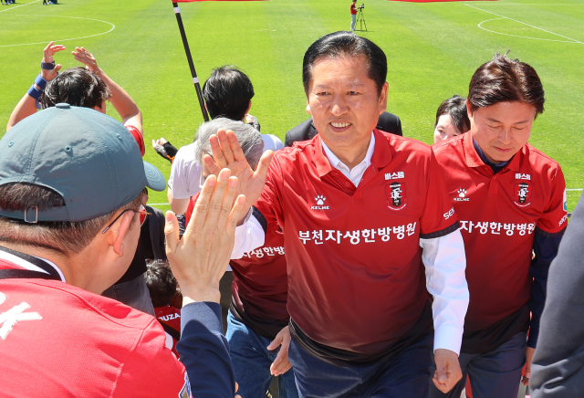 더불어민주당 정청래 대표와 조용익 부천시장 후보가 5일 프로축구 K리그1 부천FC와 제주SK FC의 경기가 열린 경기도 부천시 부천종합운동장을 찾아 관중들과 인사하고 있다. 연합뉴스