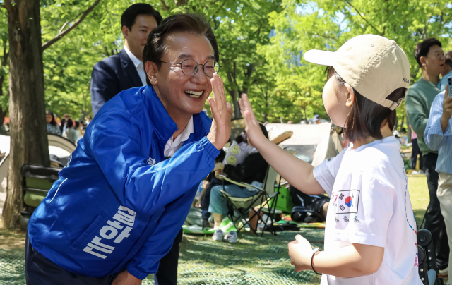 더불어민주당 전재수 부산시장 후보가 5일 부산 부산진구 부산시민공원에서 어린이와 가족들을 만나고 있다. 김종진 기자 kjj1761@