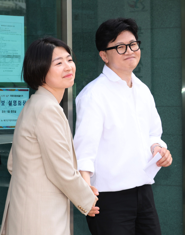 한동훈 전 국민의힘 대표가 지난 4일 오후 부산 북구선거관리위원회에서 국회의원 보궐선거 부산 북갑 예비후보 등록을 한 뒤 한지아 의원과 악수를 나누고 있다. 정종회 기자 jjh@