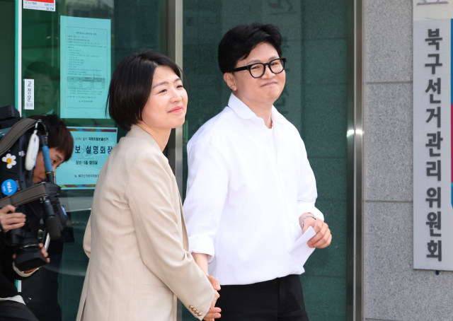 한동훈 전 국민의힘 대표가 지난 4일 부산 북구선거관리위원회에서 국회의원 보궐선거 부산 북갑 예비후보 등록을 한 뒤 한지아 의원과 악수를 나누고 있다. 정종회 기자 jjh@