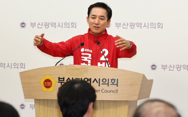 국민의힘 박민식 부산 북갑 국회의원 보궐선거 후보가 6일 시의회 브리핑룸에서 출마 기자회견을 갖고 질문에 답하고 있다. 연합뉴스