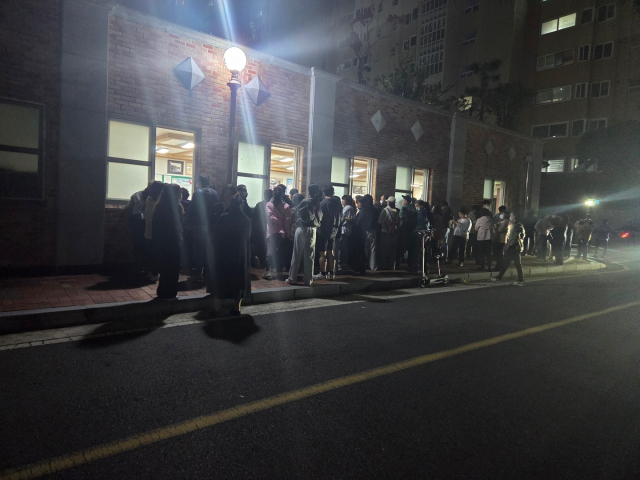지난달 부산 북구 화명동 소재 A 아파트 입주자대표회의 현장에서 주민들이 침묵시위에 나선 모습. 독자 제공
