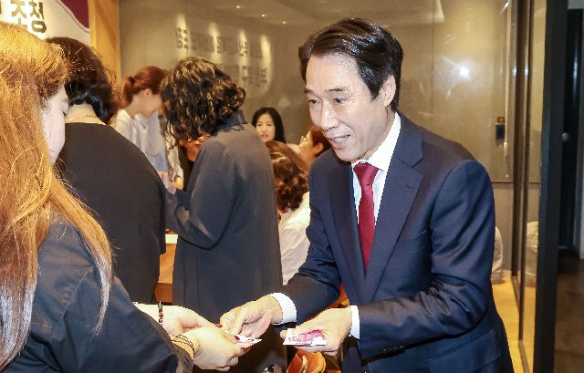 최윤홍 부산교육감 예비후보가 지난달 20일 부산 북구 한 카페에서 열린 ‘부산 북구 학부모 소통간담회’에서 발언하고 있다. 부산일보DB