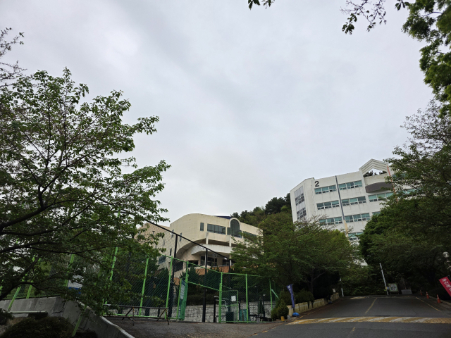 폐교 신청을 앞두고 재학생 편입학 학교를 결정하지 못해 학생 반발이 이어진 남구 부산예술대학교 실용음악과 학생들이 부산보건대로 편입학할 가능성이 커졌다. 사진은 부산예술대 일대 모습. 김재량 기자 ryang@