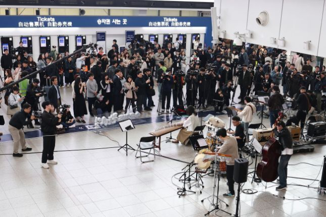 사진은 지난달 1일 서울역에서 ‘문화가 있는 날’ 확대 기념 공연이 열리고 있는 모습. 연합뉴스