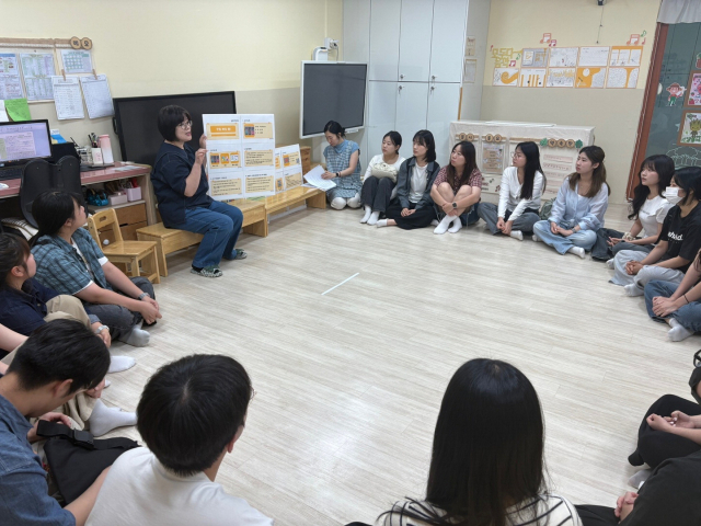 인제대가 3년 전 도입한 교육 혁신 모델 ‘IU-EXCEL’을 통해 현장 실무 인재 양성에 몰두하고 있다. 임상병리학과 학생들이 지난해 9월 울산전시컨벤션센터에서 열린 학술대회에 참가해 연구과제 포스터를 설명하는 모습(위)과 유아교육과 교재교구전시회 모습. 인제대 제공