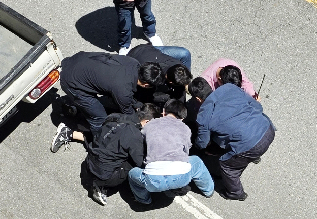 5일 오전 광주 광산구 월계동 한 도로에서 살인 혐의 등을 받는 20대 피의자 장 모 씨를 경찰이 긴급 체포하고 있다. 장 씨는 이날 오전 광산구 월계동 한 대학교 인근 도로에서 흉기를 찔러 여고생을 살해하고 또래 남고생에게도 흉기를 휘두른 혐의를 받고 있다. 연합뉴스