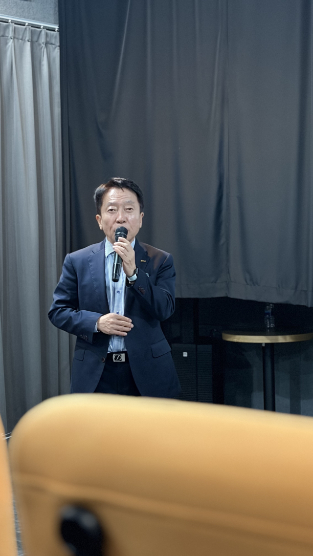 지난 4월 22일 BNK부산은행 3층 아트시네마 모퉁이극장에서 열린 상지인문학아카데미 '잇츠시네마' 시즌3 마지막 상영회에 앞서 종강 인사말을 하는 허동윤 상지건축 회장. 김은영 기자 key66@