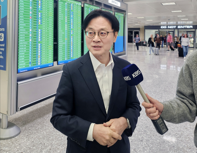 김정관 산업통상부 장관이 6일(현지시간) 미국 덜레스 국제공항에서 기자들의 질문에 답하고 있다. 김 장관은 지난 5일부터 8일까지(이하 북미 현지시간) 캐나다와 미국을 차례로 방문해 잠수함 사업 수주 지원과 대미 투자를 논의하는 등 미국·캐나다와의 경제·산업 협력 파트너십 강화 활동을 전방위적으로 전개한다. 연합뉴스