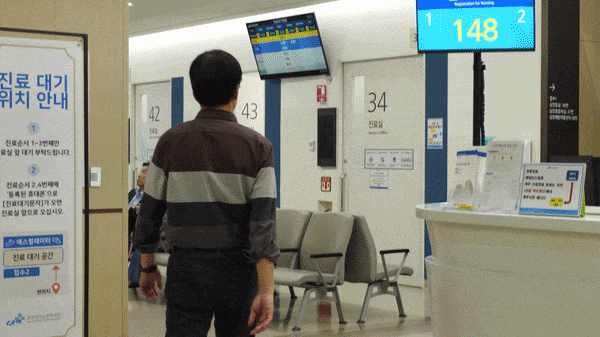연구 참여자가 갤럭시 워치를 착용한 채 생체 신호 데이터를 측정하고 있는 장면. 삼성전자 제공.