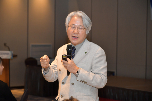 한성호 동아대 가정의학과 교수가 최근 부산롯데호텔에서 열린 부산일보 CEO아카데미 제19기 수업에서 강연하고 있다.