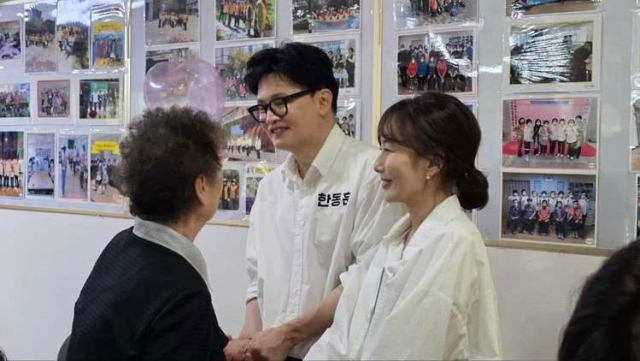 한동훈 부산 북구갑 무소속 후보가 7일 아내 진은정 변호사와 함께 부산 북구의 한 경로당 행사에 참석했다. 한동훈 페이스북