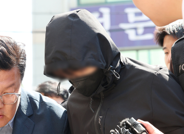 7일 오전 광주 동구 광주지방법원에서 '묻지마 살인' 피의자 장 모 씨가 구속 전 피의자 심문(영장실질심사)을 받기 위해 법정으로 이동하고 있다. 연합뉴스